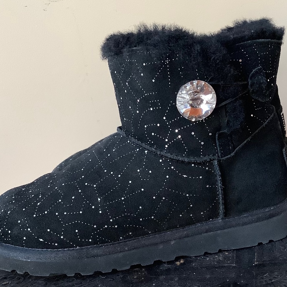 Gently used Womens 6/7 UGG SWAROVSKI CRYSTAL Button Boots Black